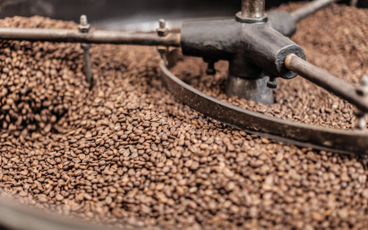 Braune Kaffeebohnen kühlen im Röster ab im Röster